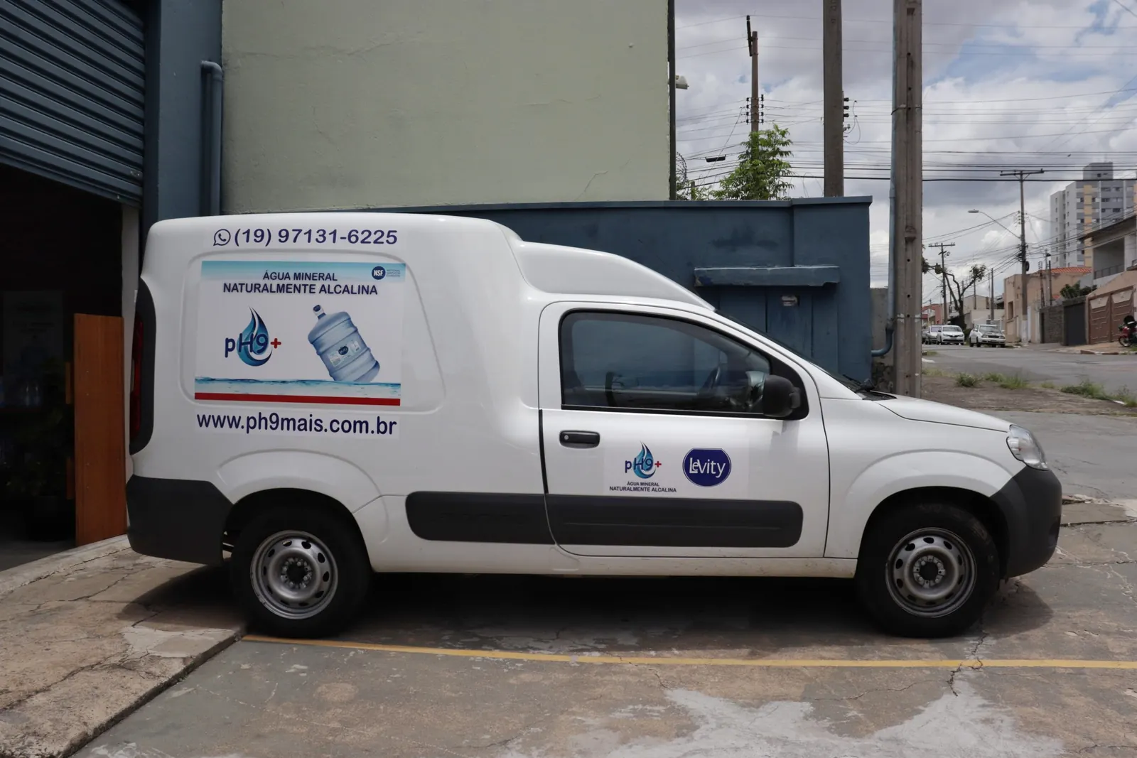 Fiorino branca da pH9+ com o WhatsApp (19) 97131-6225 na lateral